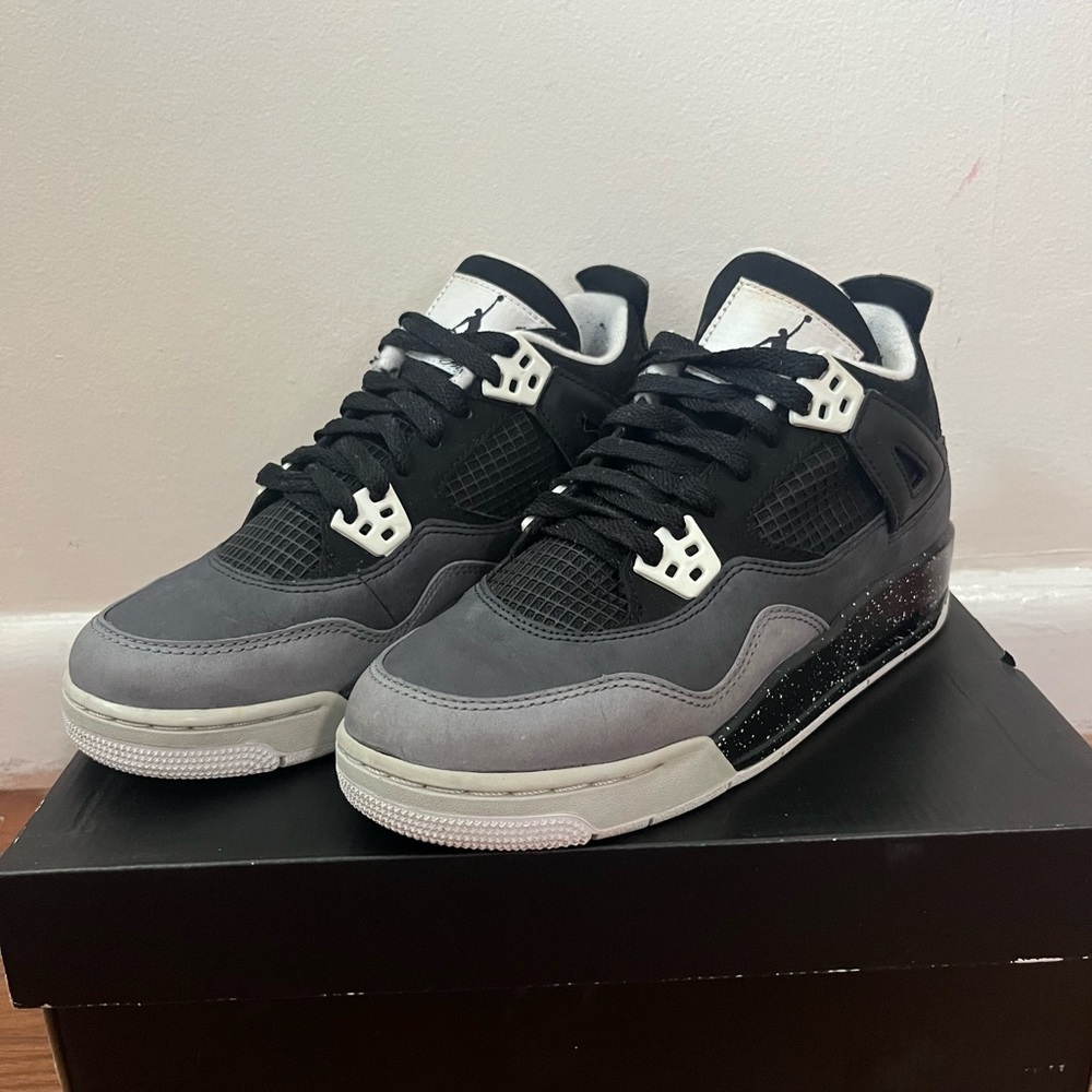 Air Jordan 4 Retro Fear Basketball Sneaker Low Top Youth Grade School size 4.5